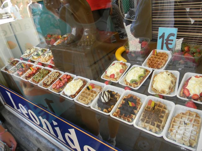 しょん便小僧の近くにはお菓子屋さんが乱立しています。安ワッフルに飛びついたものの、いろいろトッピングすると結構なお値段になります。<br />味は・・・まあまあかな。値段が値段だし、超観光スポットのとなりだし、こういうものでしょう。美味しいワッフルを食べるにはやっぱり前もっての下調べが必要なようです。