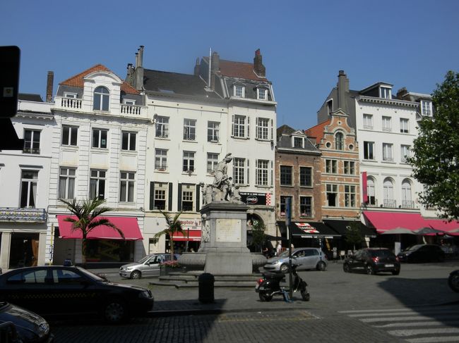 グランプラスとは反対側の、駅の裏側を散策していました。<br />老舗の専門店が見られる、高級エリアのようです。落ち着いた雰囲気です。