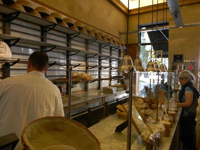 プチサブロン寺院の前にパン・コチジエンが！<br />さすが中の雰囲気もいいし、コーヒーの旨いこと！忘れられない味になりました！