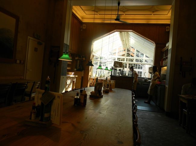 奥のイートインコーナー。<br />午後１６時ごろでしたが、ワインを飲み寛いでいる男性がいて、ベルギーを感じました。