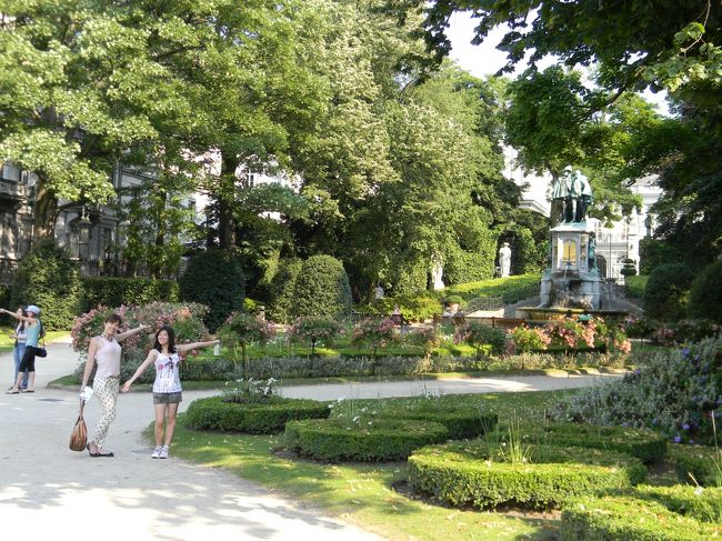 プチサブロン寺院の道を隔てた向こうの広場。