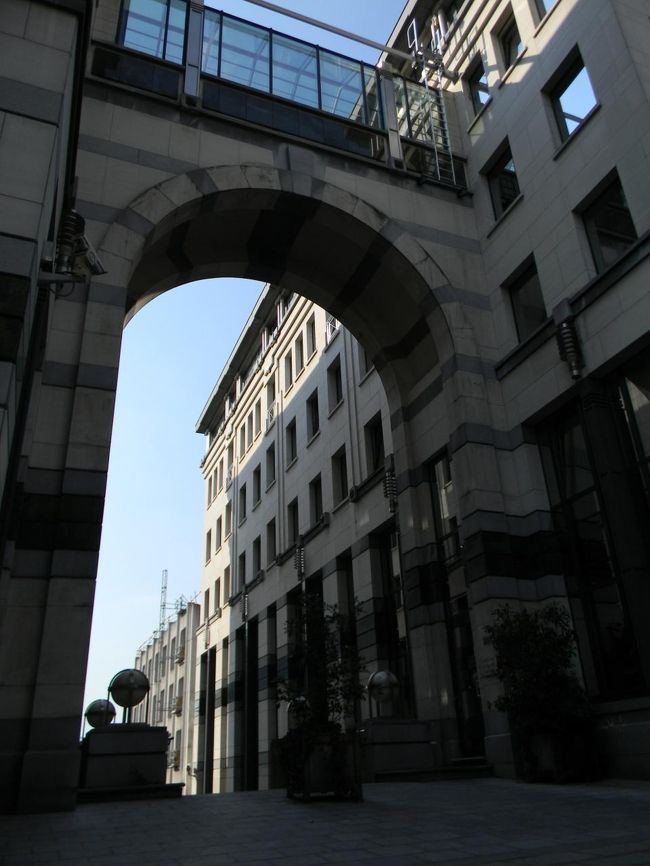 広場の裏の道を左へ曲がり、行くと、どうやら国の行政機関の建物がたくさん並ぶとおりのようです。