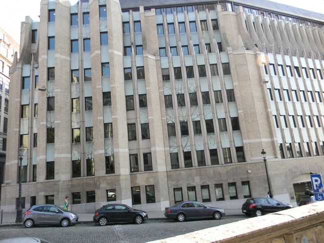 大聖堂の向かいに建つ、ビル。