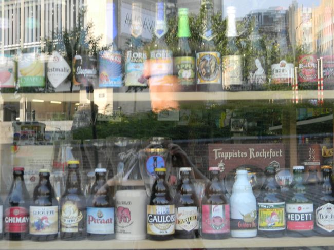 グランプラザへ戻りました。ビール専門店で普通に見られる、数々のベルギービール。これだけ種類があっちゃ、どれを飲んだらいいのか分からなくなります。