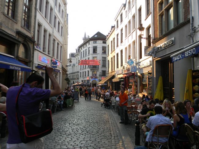 裏道にはレストランがたくさん。