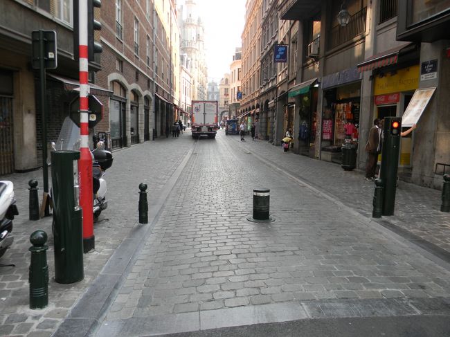 車乗り入れ禁止のくい。許可を受けた車が通るときのみ、このくいが自動的に下がります。この後他の国でも見たのですが、ここで見たのが初めてでびっくりしました。