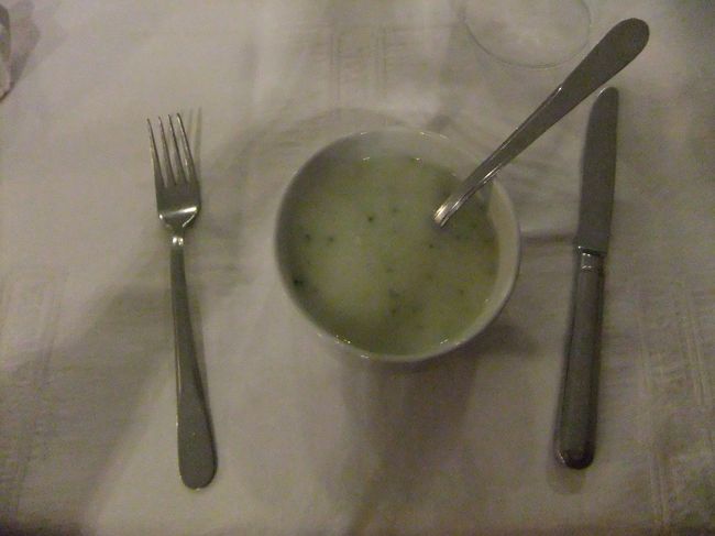 この日は気球に乗るため、早朝４時起き。<br /><br />眠すぎて朝食はスープのみです。<br /><br />気球はオプションで２万円でした！たっ…高い！！<br /><br />しかも前日まで、気球は天候のせいで当日に中止になる可能性５０％です！ってすごいしつこく脅してくる添乗員。<br />２万払って中止とか殴り込みレベルですよね。<br /><br />しかし当日は快晴！よかったです！