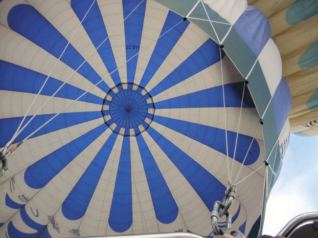 ひとつの籠に２０人くらい乗れます。驚いた。<br /><br />これは気球の中身。