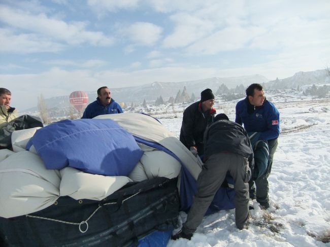 おっちゃん達が気球片付けてるとこ見てたら、この上に抱っこして乗せて、遊ばせてくれました。笑<br />完全に子供扱い。<br /><br />でも気球の上楽しい！<br />てかトルコ人本当優しい！