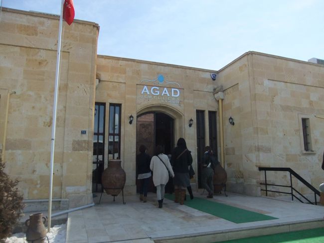 気球ツアーも終了して、ホテルで暖まったら、再び観光スタート！<br /><br />まずはトルコ石専門店。<br /><br />綺麗！でも高ぇ。<br /><br />