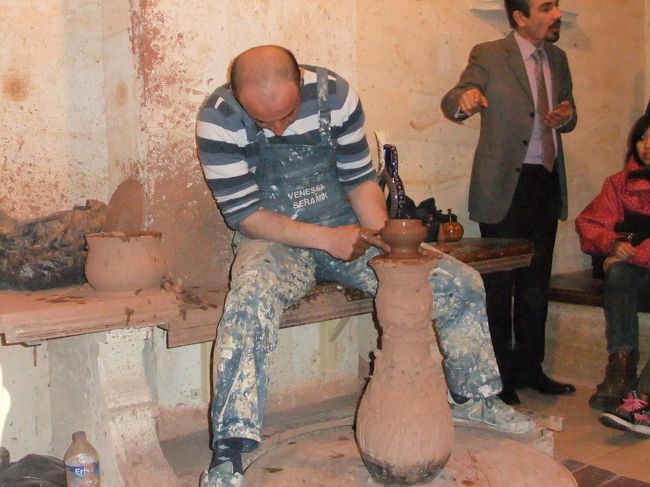 お腹いっぱいになり、次は陶器工房へ。<br /><br />作るところを見せてくれます。<br />