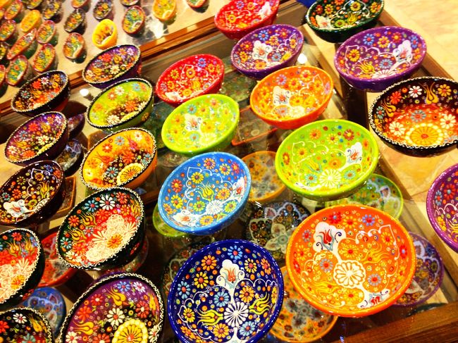 かわいい。<br /><br />結構安いのもある。<br /><br />ここではティーカップを購入しました。値切って。<br />なんか別に提示されてる値段で買ってもいいんですけど、トルコでは値切れ。みたいな風潮があるからなんとなく値切る。<br />でも強気！としつこさ！で結構安くしてもらえます。