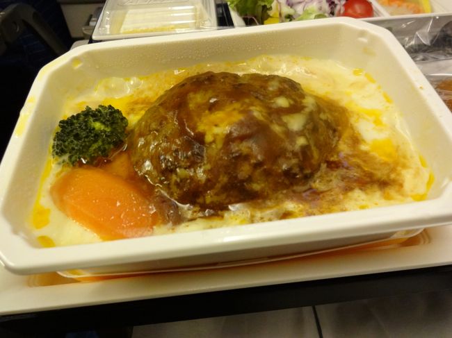 洋食のハンバーグドリアです。<br />美味しくて、思わず赤ワインおかわり！<br /><br />・・・が、着陸後謎のめまい＆腹痛により苦しむことに。<br />機内から出た後、くらっと最寄りのトイレに駆け込んでようやく落ち着きました。ふー。<br /><br />後輩ちゃんは、時差で腹痛が訪れ、ホテルのトイレの住人になっていました。<br /><br />私のは飲み過ぎで片が付くとしても、後輩ちゃんのは何だったのだろう？