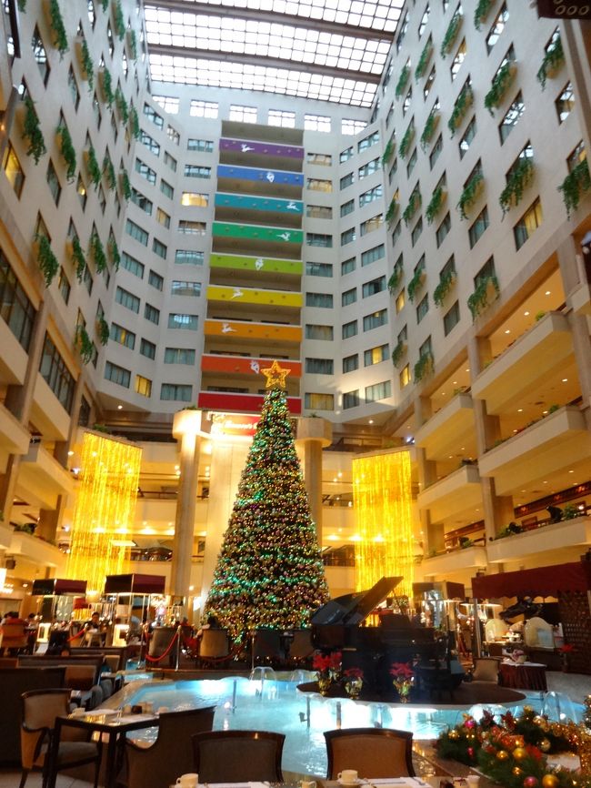 空港からは、大有バスがハワードプラザの真ん前まで連れて行ってくれます。<br />移動が楽でいいですね♪<br /><br />吹き抜けが解放感があっていいですね！<br /><br />