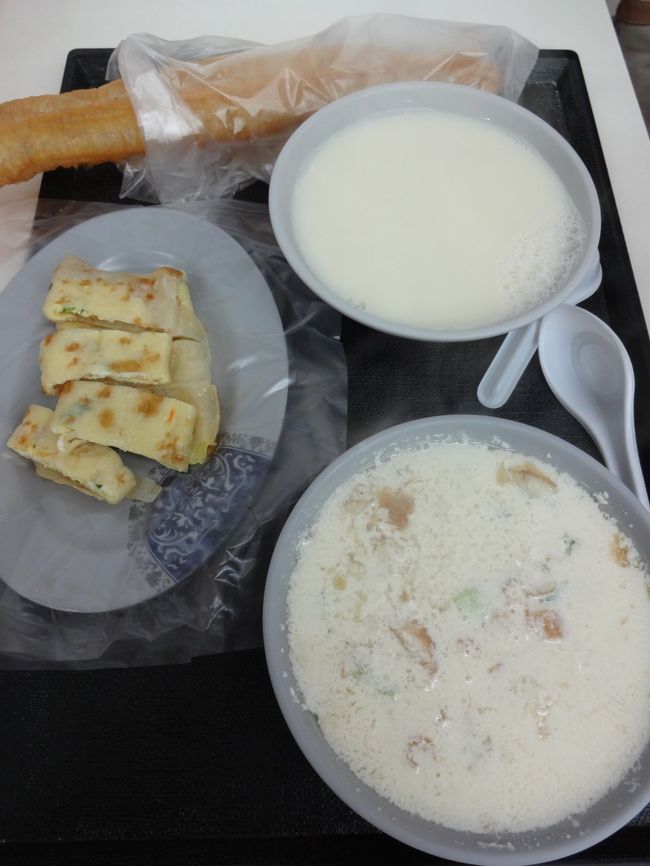 朝食は、「永和世紀豆漿大王」にて。<br />ここ、以前にまちゃみとトリンドルと鈴木砂羽さんが来ていたところです。<br /><br />阜杭豆漿モードで行ったので・・・う〜ん？な感じでした。<br />豆乳、焦げっぽい感じ？<br />後輩ちゃんのお口にも合わなかったようです。<br /><br /><br />★永和世紀豆漿大王<br />http://4travel.jp/overseas/area/asia/taiwan/taipei/restaurant/10410947/