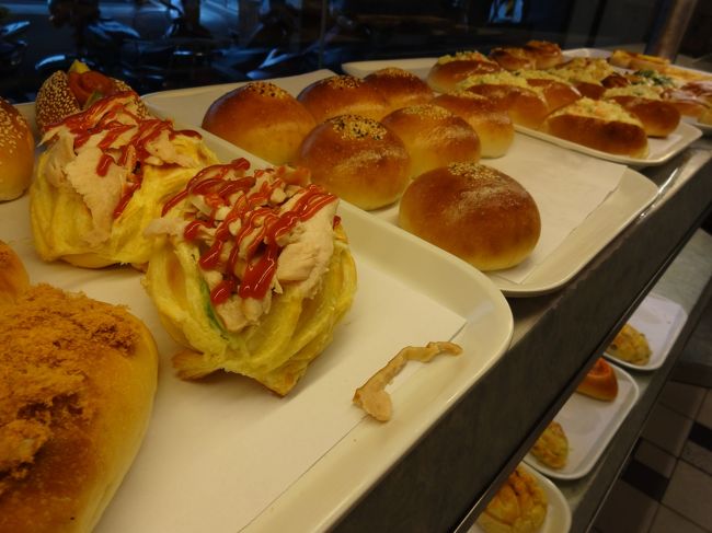 オブジェの先にはパン屋さんが！<br />朝食で不完全燃焼だったわたしたちは、美味しそうなパンたちに喰いつきます。<br /><br />いちばん手前のをいただきました。<br />甘いパンとチキンがうまー！です。