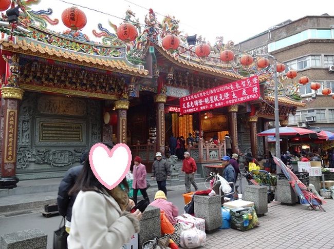 公園でパンをいただいたあと、また朝市をとおって駅方向まで。