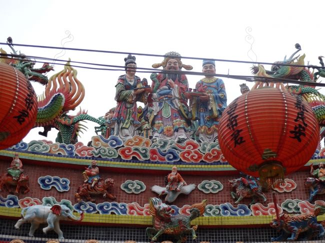 後輩ちゃんが、「屋根がすごいー！」というので、見上げてみました。<br />確かにすごい！カラフルで、彫刻も細かいですね〜♪<br /><br />定番の場所とはいえ、新たな発見です。