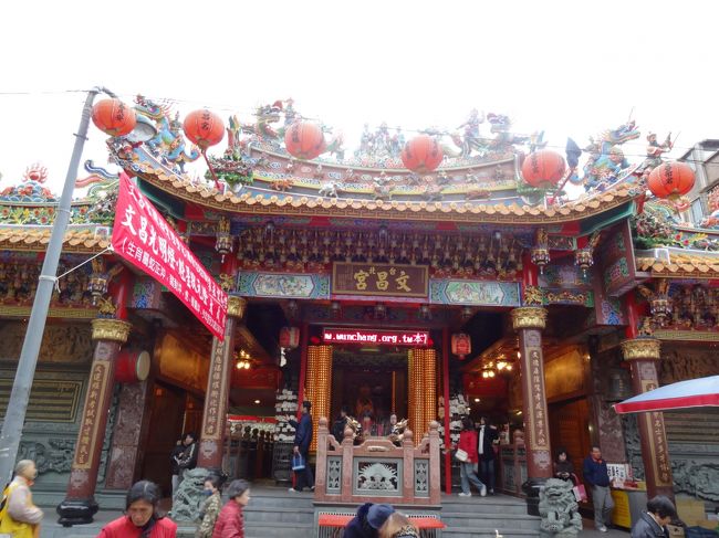 朝から、たくさんの人たちがお参りをしていました。