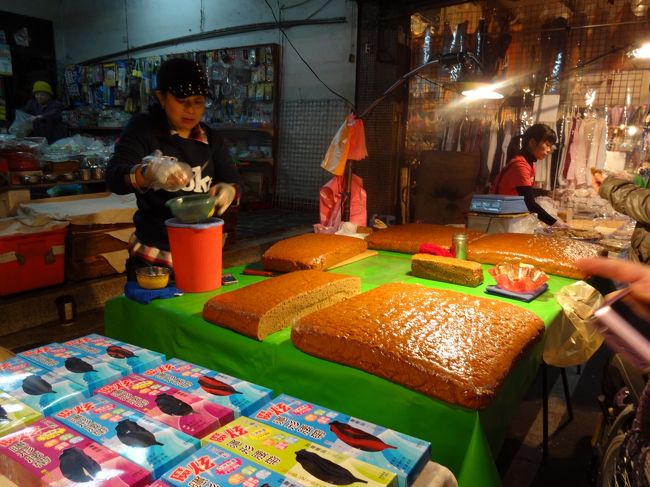 でっかい蒸しパン！<br />私と後輩ちゃんの地元では、「がんづき」といって、おばあちゃんの作る定番おやつです。<br /><br />が、こんな巨大なのはみたことがありません。<br />興奮！！