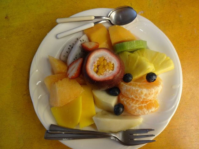 「迪化街」で写真も撮らずに夢中になって買い物をした後、疲れた私たちは果物を求めて「百果園」へ。<br /><br />果物の盛り合わせを二人でシェア。<br />どれも美味しかったです♪<br /><br />グァバの酸っぱさに、目が覚めました！<br />はじめて食べた釈迦頭の美味しさに開眼しました。これから、台湾に行ったらマスト！です！！<br /><br />★百果園<br />http://4travel.jp/overseas/area/asia/taiwan/taipei/restaurant/10298156/