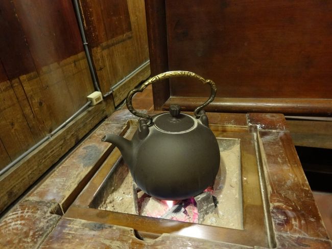 炭でお湯を温めます。