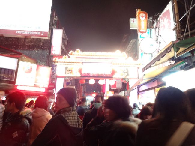 饒河街観光夜市です。<br />私たちは、ここで解散させてもらいます。<br /><br />すっごい人ごみです！<br />流れに沿って歩くのがせいいっぱい！！