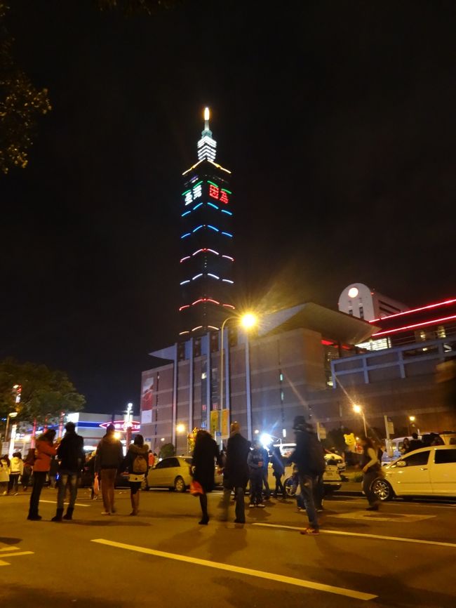 さて、いよいよクライマックス！<br />本当は三張里公園まで行こうと思っていましたが、思いのほか眺めのいいここの道路の分離帯のあたりに陣取りました。<br /><br />このとき、だいたい22:30ころです。