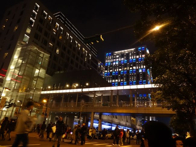 あれはシティバンクのビル？<br />ライトアップされていますね！