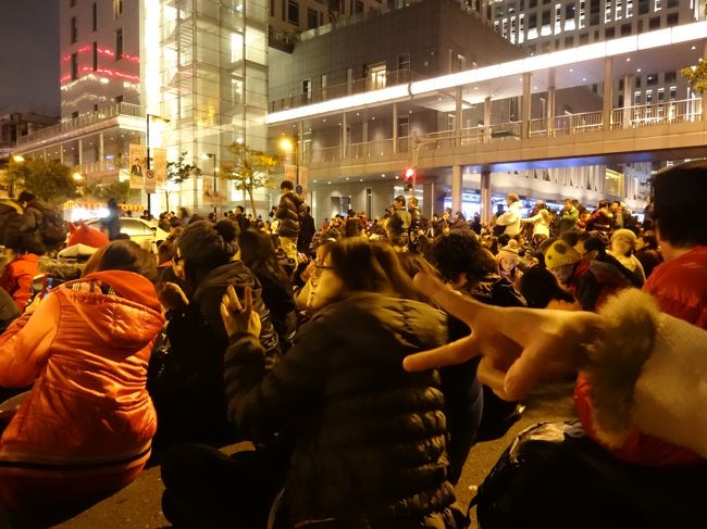 道路は人でいっぱいになりました！