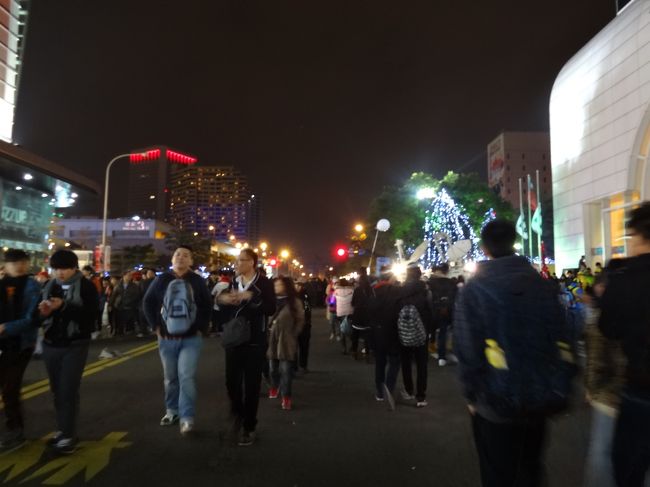 帰っていく人々で、道は混雑しています。