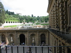 美術館に入る前に宮殿裏のボーボリ公園（Giardino di Boboli）を散策した。　斜面に建てられたピッティ宮殿、裏はボーボリ公園で45,000平米もの広さがあるのでとても回りきれず、ネプチューンの噴水辺りを見るにとどまった