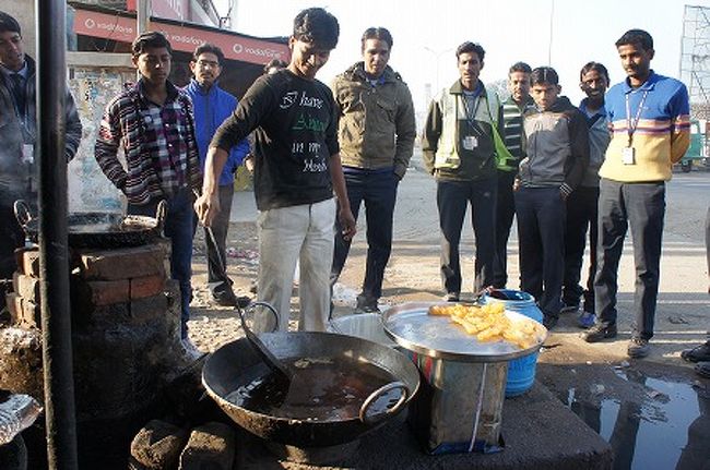 ラクノウ空港に勤務する若者たちが通勤前にゾロゾロと集まってきた。ここのジャレビーを朝食代わりに食べているようだ。