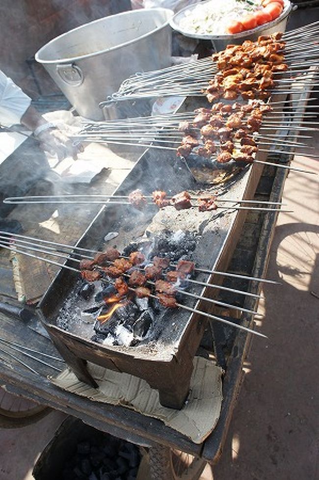 露店で焼きたてのカバーブと共に食すビリヤーニは美味い。