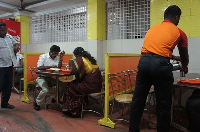 いつも宿泊するエグモール地区にもThalappakattuの支店が出来ていたので滞在中の食事の大半はここのビリヤーニとした。看板にビリヤーニとあるだけあってこの店の客が注文するのは大半がビリヤーニ。制服を着た従業員がキビキビ働いているのもいい。