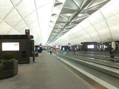 トランジットは約１時間、香港国際空港は初めてでしたが、ＡＮＡの現地スタッフが乗継便まで案内してくれました。ここで添乗員と合流しました。