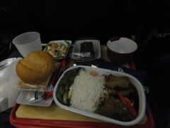 機内食は２回出ました。日本→香港線でも食事してましたが、完食。