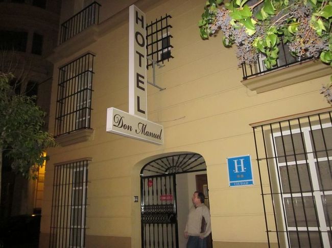 時差と強行軍でぐっすり眠った翌朝、<br />http://4travel.jp/traveler/satorumo/album/10739223/<br />スペインのアルヘシラスで宿泊した「Hotel Don Manuel」を7:00前にチェックアウトします。