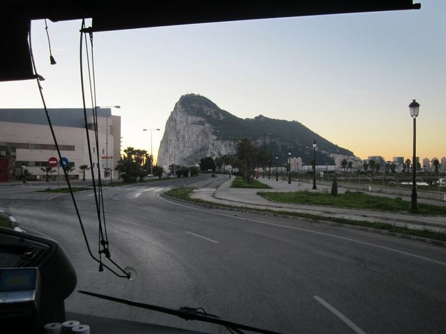 「ザ・ロック」にむけてバスは走ります。