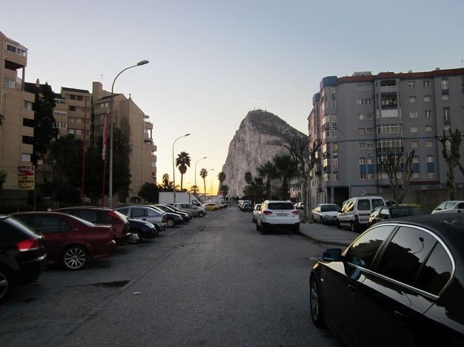 スペインとジブラルタルの国境にむかって歩いてゆきます。