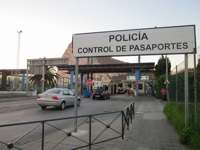 日本人はパスポートの表紙を見せるだけで通過できます。