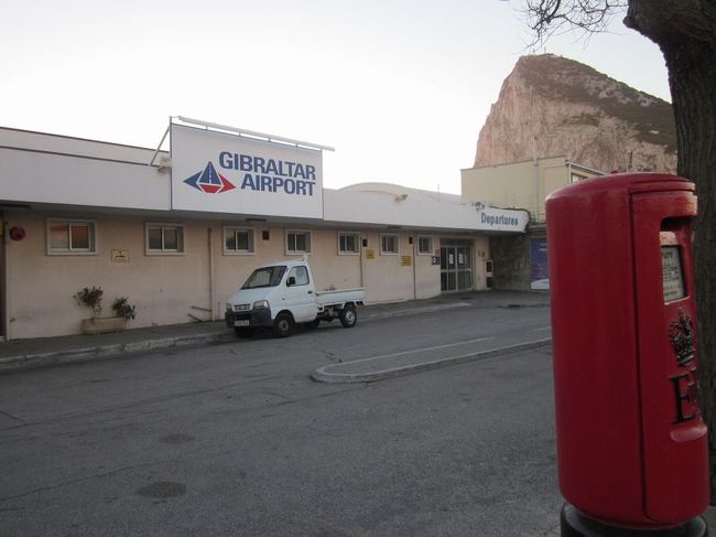 すぐ左手に空港があります。イギリスのLCCのイージージェットやモナークエアラインが就航しています。