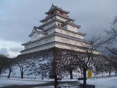 すっかり雪景色した鶴ヶ城。残念ながら時間がオーバーしてしまったので、天守閣へは入れませんでしたので外から。