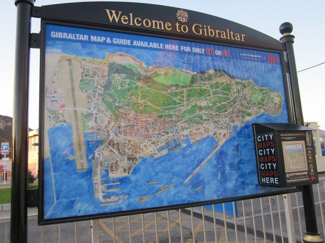 地図を見ると、ジブラルタルは海峡に突き出した小半島に位置しています。ちなみに、右手が「南」ですね。