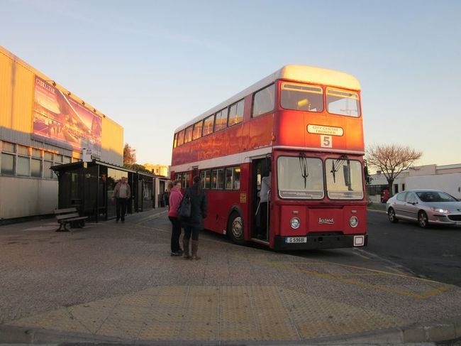 地中海の出入口に位置するという軍事上・海上交通上、重要な場所のため、現在もイギリス軍が駐屯しています。2階建バスも走り、イギリス領土ということがわかります。<br />