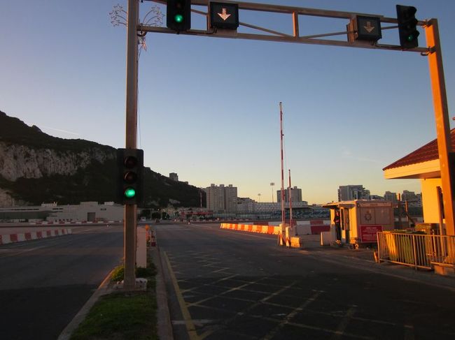 この先はなんと滑走路が横切っていて、離着陸時には道路が通行止めとなります。