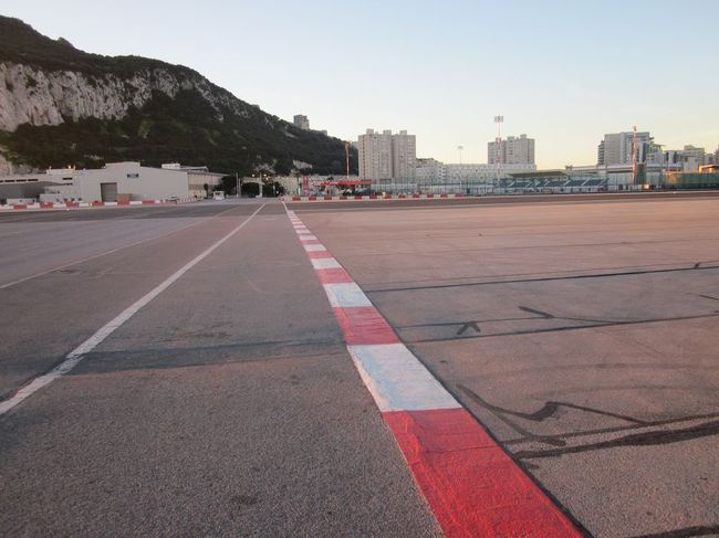 ちょうどここが滑走路の真ん中にあたります。