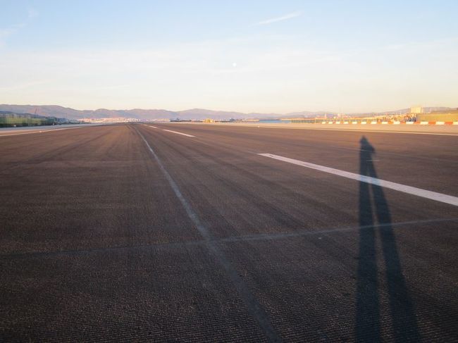 滑走路に立つというのも貴重な経験です。
