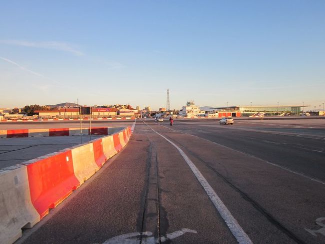 滑走路を渡りきって、国境方面をふりかえってみました。