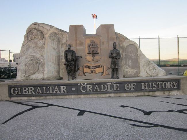 何やら記念碑がありました。もちろん、英語表記です。